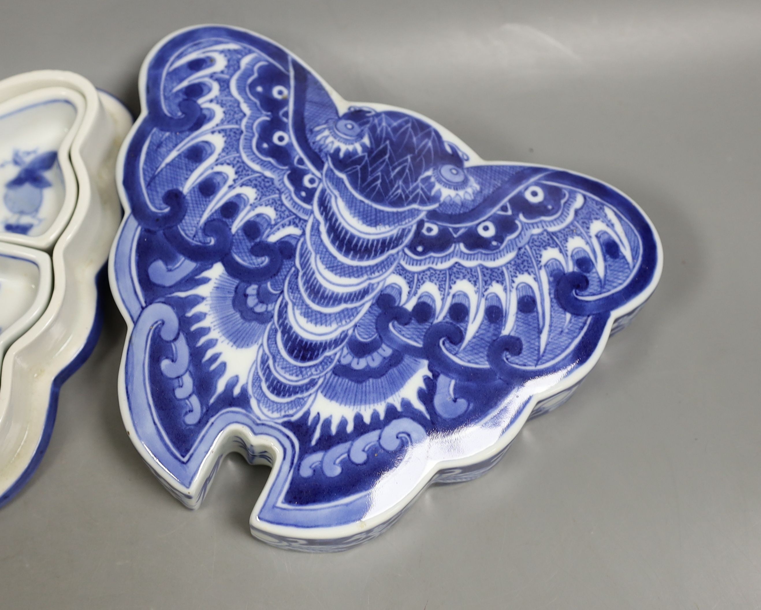 A Chinese blue and white butterfly shaped hors d'oeuvres dish(a.f)., 15 cms deep.